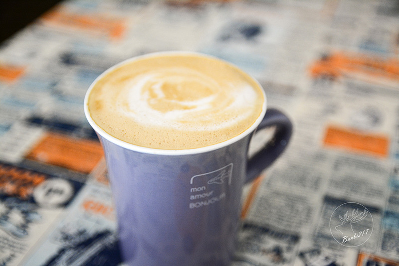 Banbi217 美食旅遊: 穿越九千公里交給你.洗衣咖啡館.台北捷運中山國中站下午茶甜點.工業風.黑胡椒芒果米布丁塔.藍莓塔