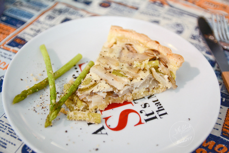 Banbi217 美食旅遊: 穿越九千公里交給你.洗衣咖啡館.台北捷運中山國中站下午茶甜點.工業風.黑胡椒芒果米布丁塔.藍莓塔