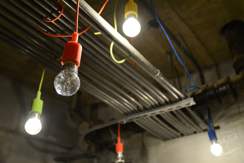 Banbi217 美食旅遊: 穿越九千公里交給你.洗衣咖啡館.台北捷運中山國中站下午茶甜點.工業風.黑胡椒芒果米布丁塔.藍莓塔