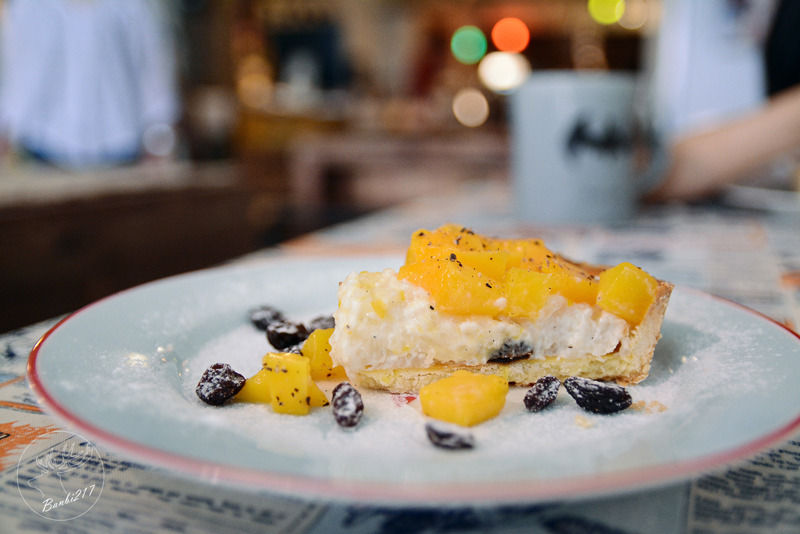 Banbi217 美食旅遊: 穿越九千公里交給你.洗衣咖啡館.台北捷運中山國中站下午茶甜點.工業風.黑胡椒芒果米布丁塔.藍莓塔