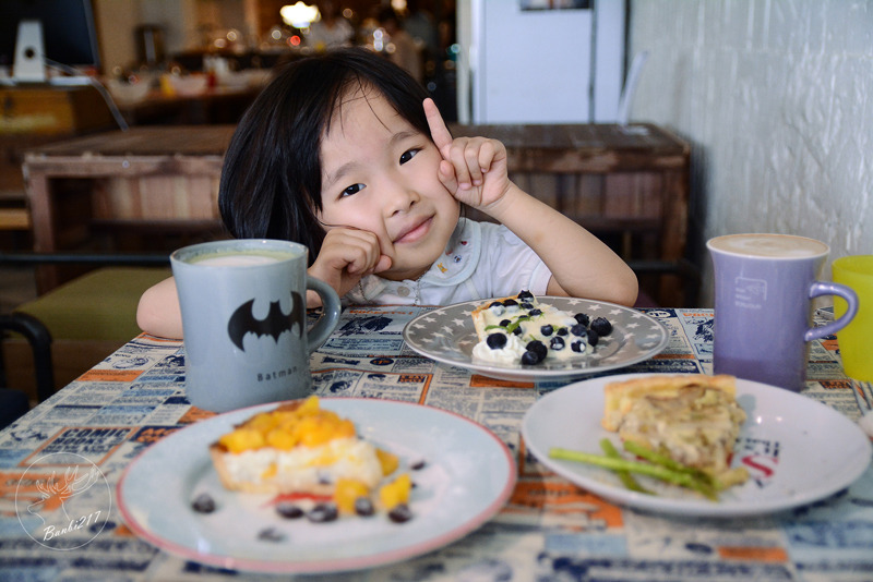 Banbi217 美食旅遊: 穿越九千公里交給你.洗衣咖啡館.台北捷運中山國中站下午茶甜點.工業風.黑胡椒芒果米布丁塔.藍莓塔