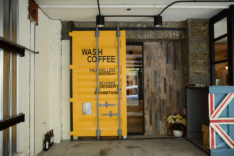 Banbi217 美食旅遊: 穿越九千公里交給你.洗衣咖啡館.台北捷運中山國中站下午茶甜點.工業風.黑胡椒芒果米布丁塔.藍莓塔