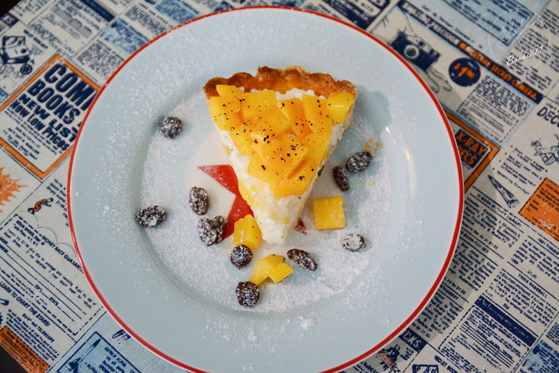 Banbi217 美食旅遊: 穿越九千公里交給你.洗衣咖啡館.台北捷運中山國中站下午茶甜點.工業風.黑胡椒芒果米布丁塔.藍莓塔