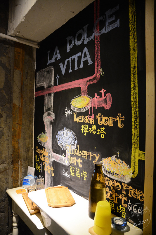 Banbi217 美食旅遊: 穿越九千公里交給你.洗衣咖啡館.台北捷運中山國中站下午茶甜點.工業風.黑胡椒芒果米布丁塔.藍莓塔