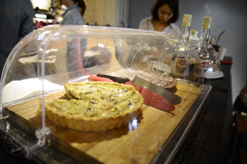 Banbi217 美食旅遊: 穿越九千公里交給你.洗衣咖啡館.台北捷運中山國中站下午茶甜點.工業風.黑胡椒芒果米布丁塔.藍莓塔