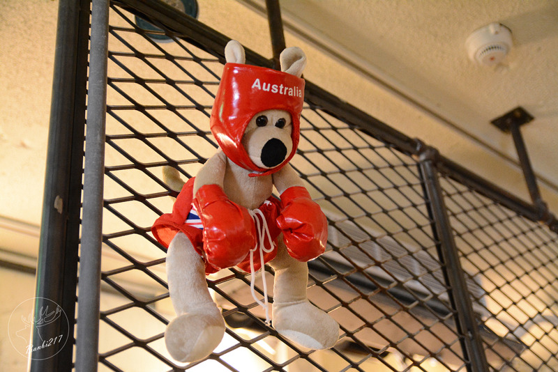 Banbi217 美食旅遊: 穿越九千公里交給你.洗衣咖啡館.台北捷運中山國中站下午茶甜點.工業風.黑胡椒芒果米布丁塔.藍莓塔