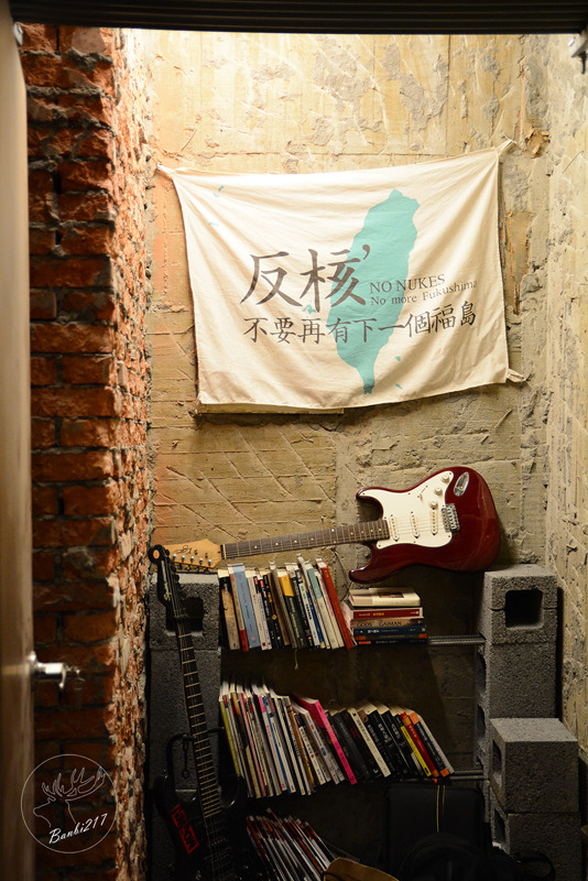 Banbi217 美食旅遊: 穿越九千公里交給你.洗衣咖啡館.台北捷運中山國中站下午茶甜點.工業風.黑胡椒芒果米布丁塔.藍莓塔