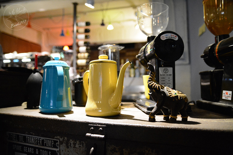 Banbi217 美食旅遊: 穿越九千公里交給你.洗衣咖啡館.台北捷運中山國中站下午茶甜點.工業風.黑胡椒芒果米布丁塔.藍莓塔