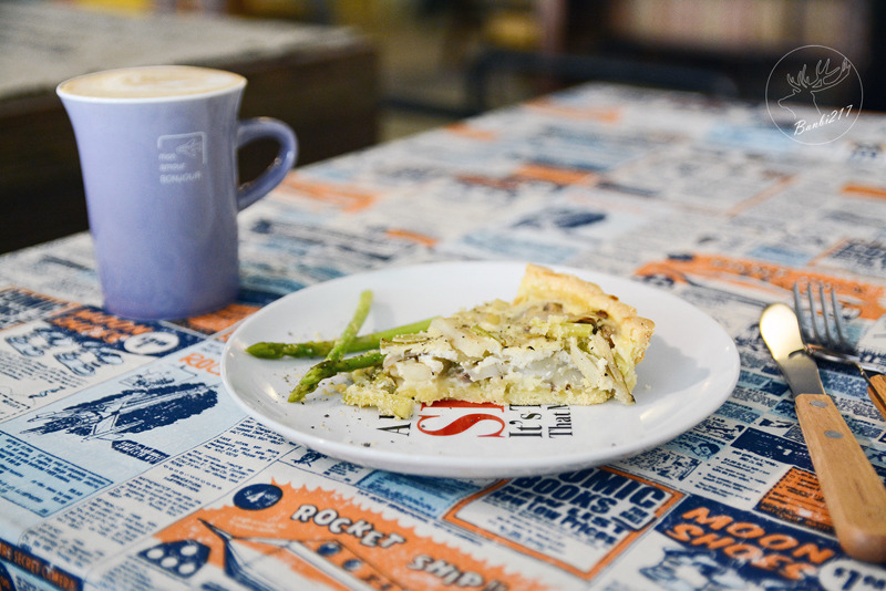 Banbi217 美食旅遊: 穿越九千公里交給你.洗衣咖啡館.台北捷運中山國中站下午茶甜點.工業風.黑胡椒芒果米布丁塔.藍莓塔