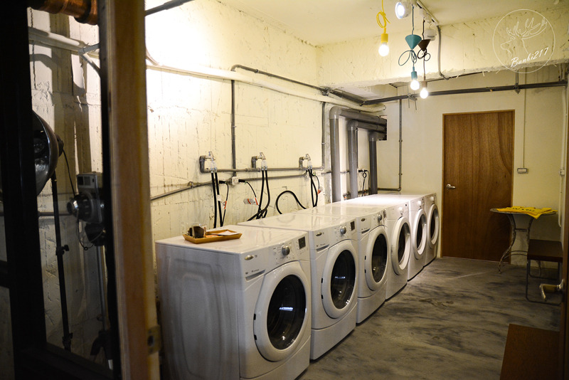 Banbi217 美食旅遊: 穿越九千公里交給你.洗衣咖啡館.台北捷運中山國中站下午茶甜點.工業風.黑胡椒芒果米布丁塔.藍莓塔