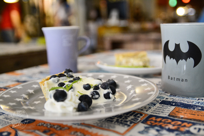 Banbi217 美食旅遊: 穿越九千公里交給你.洗衣咖啡館.台北捷運中山國中站下午茶甜點.工業風.黑胡椒芒果米布丁塔.藍莓塔