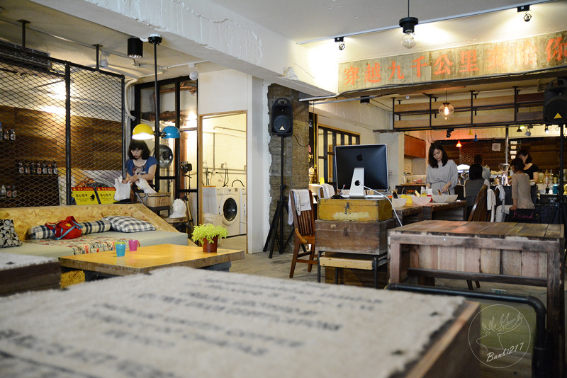 Banbi217 美食旅遊: 穿越九千公里交給你.洗衣咖啡館.台北捷運中山國中站下午茶甜點.工業風.黑胡椒芒果米布丁塔.藍莓塔