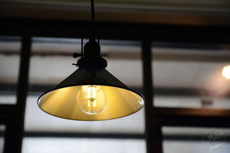 Banbi217 美食旅遊: 穿越九千公里交給你.洗衣咖啡館.台北捷運中山國中站下午茶甜點.工業風.黑胡椒芒果米布丁塔.藍莓塔