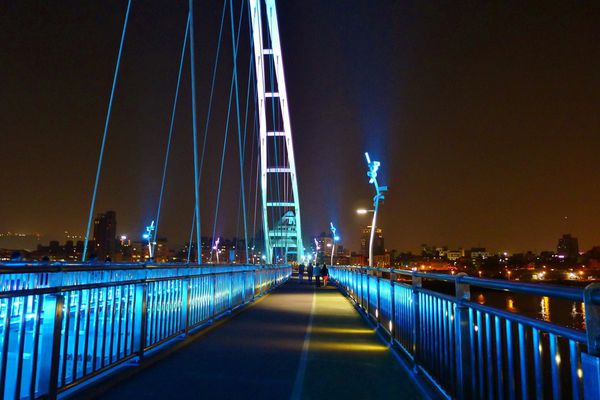 新月橋：新莊-越夜越美麗之璀璨新月橋