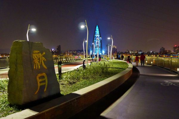 新月橋：新莊-越夜越美麗之璀璨新月橋