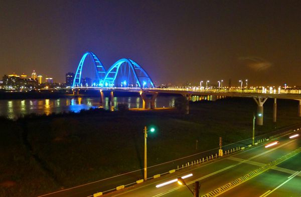 新月橋：新莊-越夜越美麗之璀璨新月橋