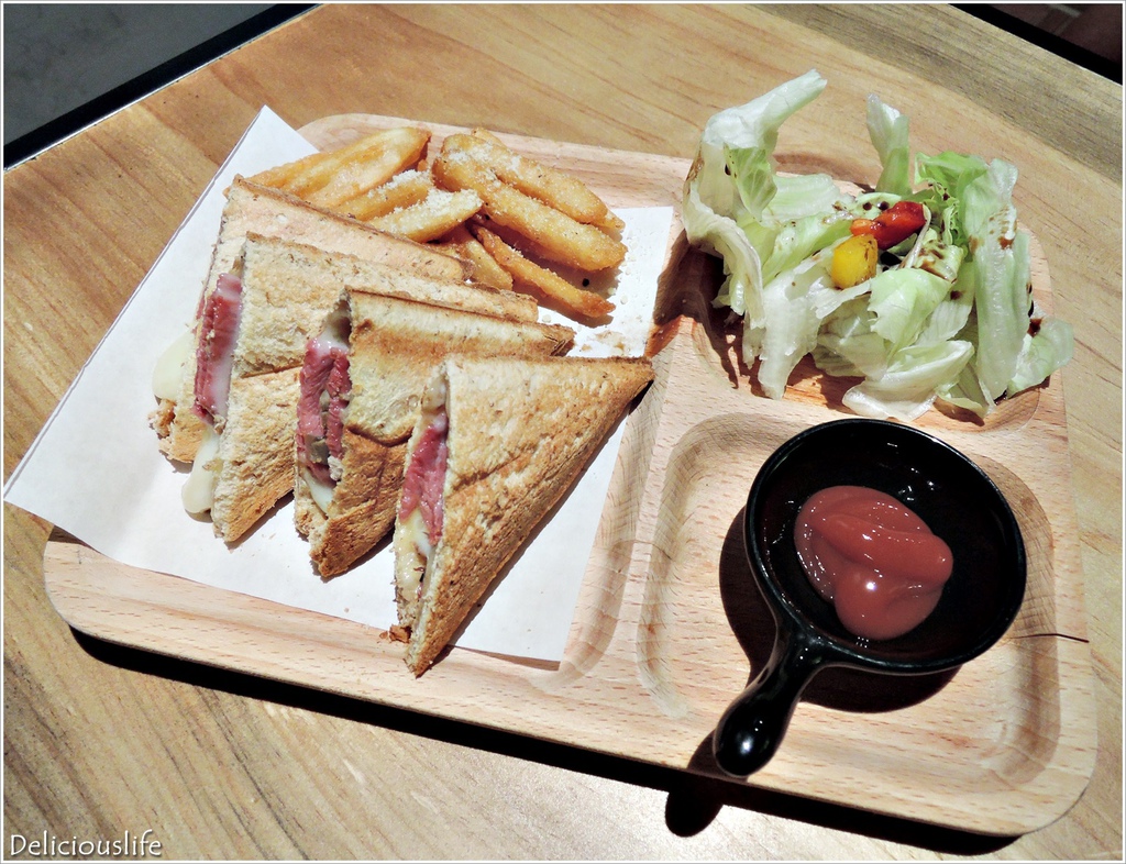 火烤牛肉佐香炒蘑菇帕尼尼150-1