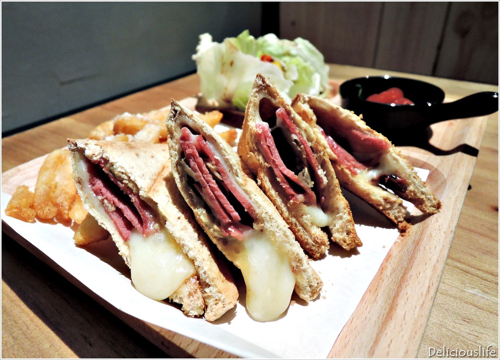 火烤牛肉佐香炒蘑菇帕尼尼150-3