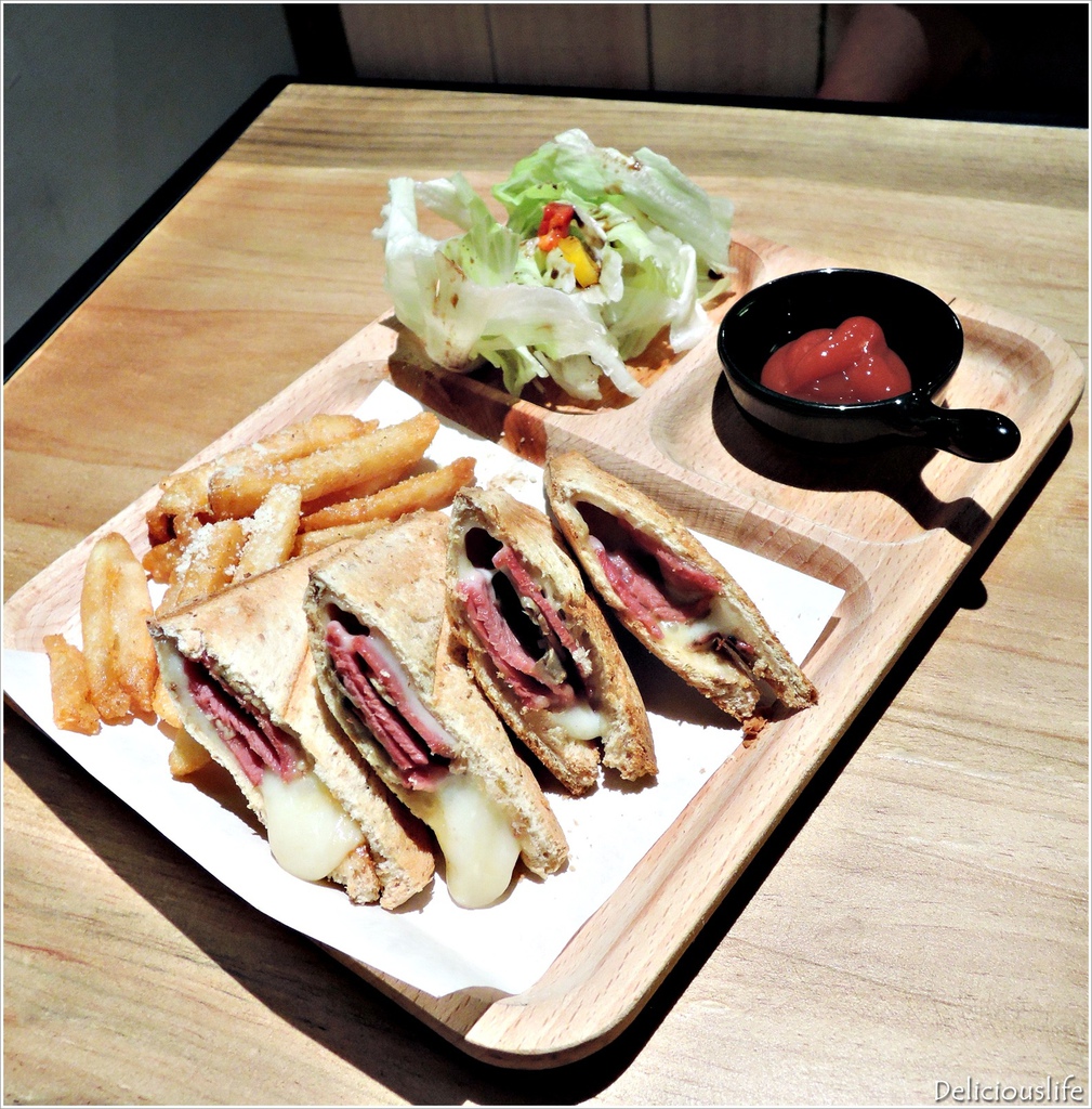 火烤牛肉佐香炒蘑菇帕尼尼150-2