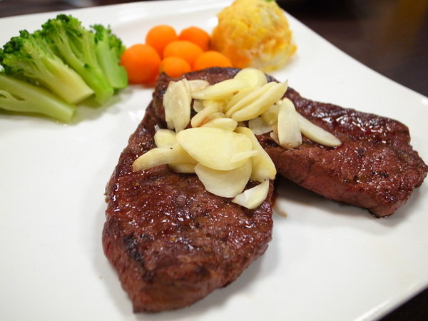 鐵牛原味碳烤牛排：<新北|板橋>嚴選美國CHOICE等級牛肉~平價牛排佼佼者~鐵牛原味碳烤牛排(邀約)