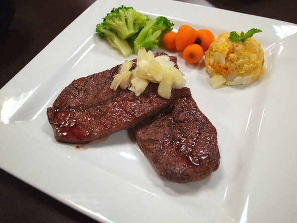 鐵牛原味碳烤牛排：<新北|板橋>嚴選美國CHOICE等級牛肉~平價牛排佼佼者~鐵牛原味碳烤牛排(邀約)