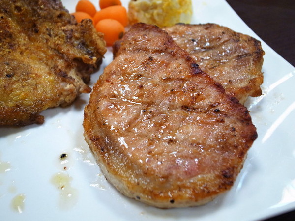 鐵牛原味碳烤牛排：<新北|板橋>嚴選美國CHOICE等級牛肉~平價牛排佼佼者~鐵牛原味碳烤牛排(邀約)