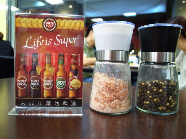 鐵牛原味碳烤牛排：<新北|板橋>嚴選美國CHOICE等級牛肉~平價牛排佼佼者~鐵牛原味碳烤牛排(邀約)