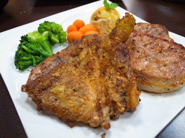 鐵牛原味碳烤牛排：<新北|板橋>嚴選美國CHOICE等級牛肉~平價牛排佼佼者~鐵牛原味碳烤牛排(邀約)