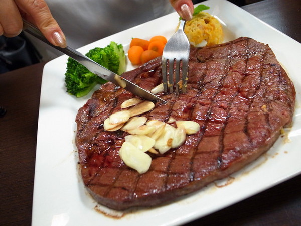 鐵牛原味碳烤牛排：<新北|板橋>嚴選美國CHOICE等級牛肉~平價牛排佼佼者~鐵牛原味碳烤牛排(邀約)