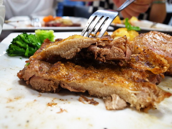 鐵牛原味碳烤牛排：<新北|板橋>嚴選美國CHOICE等級牛肉~平價牛排佼佼者~鐵牛原味碳烤牛排(邀約)