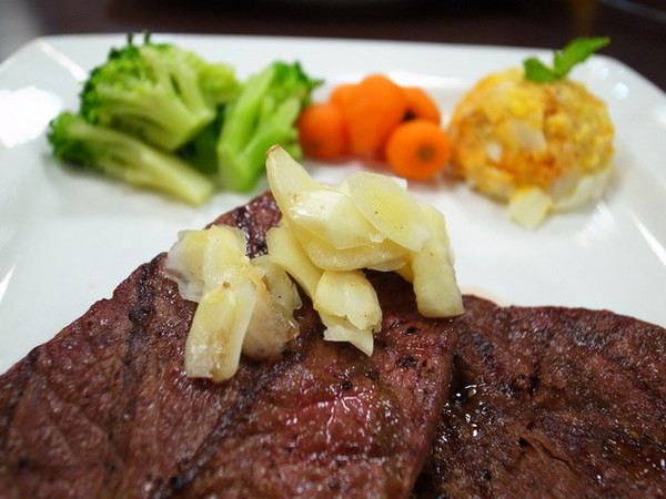 鐵牛原味碳烤牛排：<新北|板橋>嚴選美國CHOICE等級牛肉~平價牛排佼佼者~鐵牛原味碳烤牛排(邀約)