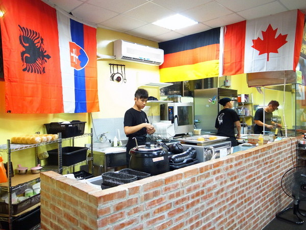 鐵牛原味碳烤牛排：<新北|板橋>嚴選美國CHOICE等級牛肉~平價牛排佼佼者~鐵牛原味碳烤牛排(邀約)