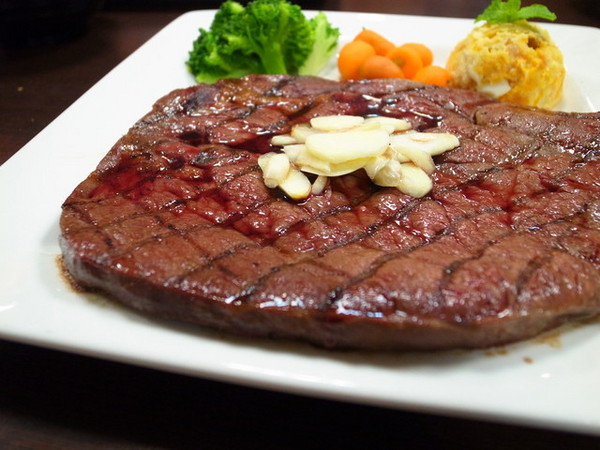 鐵牛原味碳烤牛排：<新北|板橋>嚴選美國CHOICE等級牛肉~平價牛排佼佼者~鐵牛原味碳烤牛排(邀約)