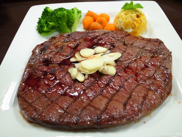 鐵牛原味碳烤牛排：<新北|板橋>嚴選美國CHOICE等級牛肉~平價牛排佼佼者~鐵牛原味碳烤牛排(邀約)