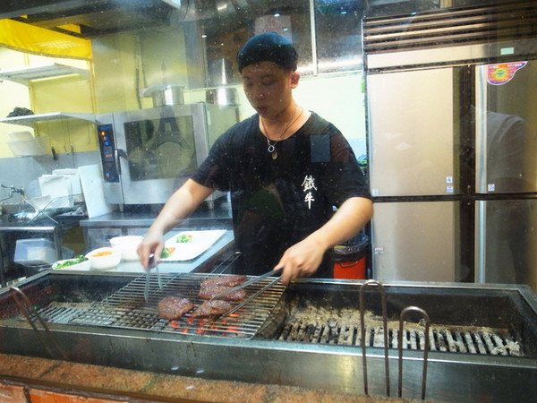 鐵牛原味碳烤牛排：<新北|板橋>嚴選美國CHOICE等級牛肉~平價牛排佼佼者~鐵牛原味碳烤牛排(邀約)