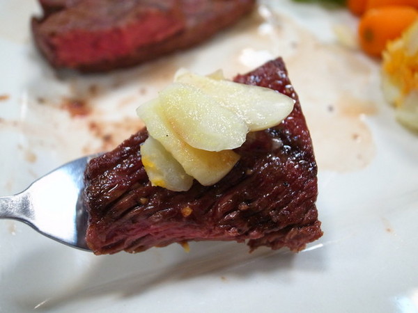 鐵牛原味碳烤牛排：<新北|板橋>嚴選美國CHOICE等級牛肉~平價牛排佼佼者~鐵牛原味碳烤牛排(邀約)