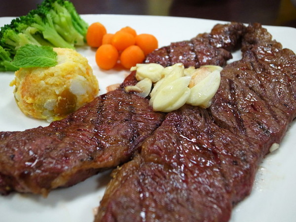 鐵牛原味碳烤牛排：<新北|板橋>嚴選美國CHOICE等級牛肉~平價牛排佼佼者~鐵牛原味碳烤牛排(邀約)