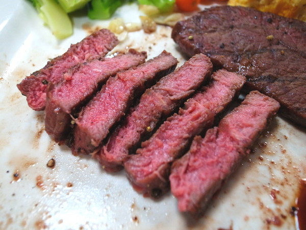 鐵牛原味碳烤牛排：<新北|板橋>嚴選美國CHOICE等級牛肉~平價牛排佼佼者~鐵牛原味碳烤牛排(邀約)