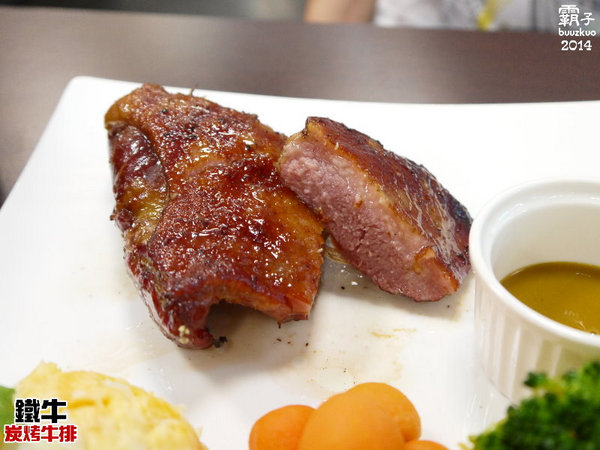 鐵牛原味碳烤牛排:鐵牛原味炭烤牛排,櫻桃鴨胸肉真是令人激賞阿~~