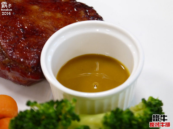 鐵牛原味碳烤牛排:鐵牛原味炭烤牛排,櫻桃鴨胸肉真是令人激賞阿~~