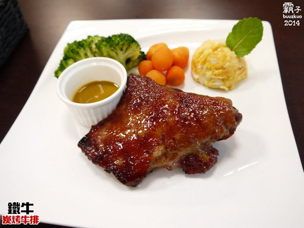 鐵牛原味碳烤牛排:鐵牛原味炭烤牛排,櫻桃鴨胸肉真是令人激賞阿~~