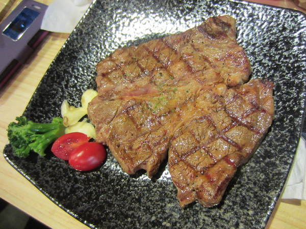 怪獸牛排屋：【橘子雞排】中山捷運站-美式風格之怪獸牛排屋~