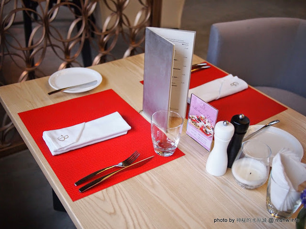 Beluga Restaurant&Bar(Beluga 法式餐酒館)：【食記】台中Beluga Restaurant & Bar 法式餐酒館@西屯 : 炫彩奪目,低調中帶點奢華!米其林等級的南法美味