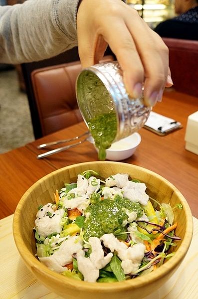 樂樂將異國風味料理:高雄【樂樂將異國風味料理】木盆沙拉推薦 高雄輕食 泰式奶茶 異國料理