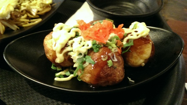 TAKO將(板橋大遠百店)：《新北。板橋大食代》TAKO 將│跳舞的柴魚片~日式炒麵+醬油章魚燒