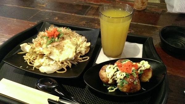 TAKO將(板橋大遠百店)：《新北。板橋大食代》TAKO 將│跳舞的柴魚片~日式炒麵+醬油章魚燒