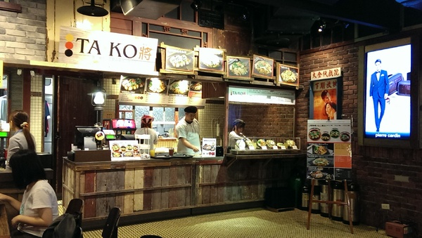 TAKO將(板橋大遠百店)：《新北。板橋大食代》TAKO 將│跳舞的柴魚片~日式炒麵+醬油章魚燒