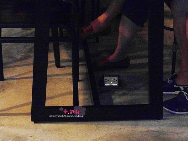 圖書館對面。許莉