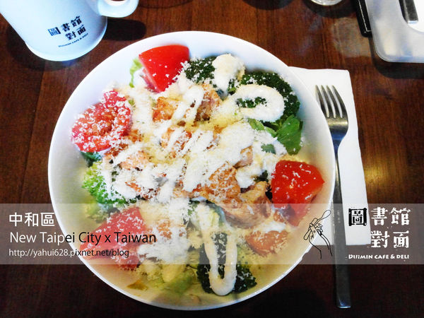 圖書館對面。許莉