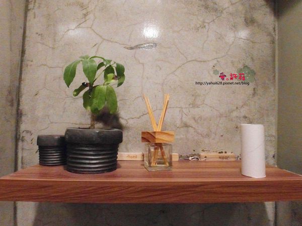 圖書館對面。許莉